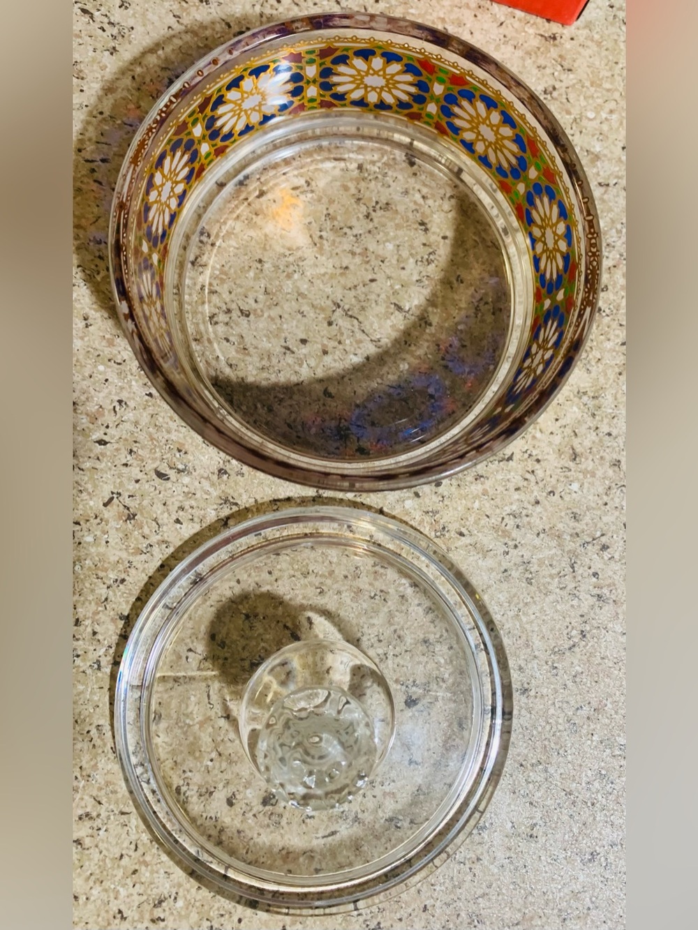 Moroccan glass bowl with lid featuring a traditional oriental, mosaic motif. - Picture 4 of 5